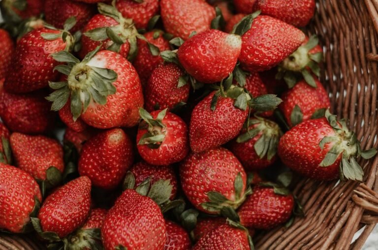art strawberry tas kertas